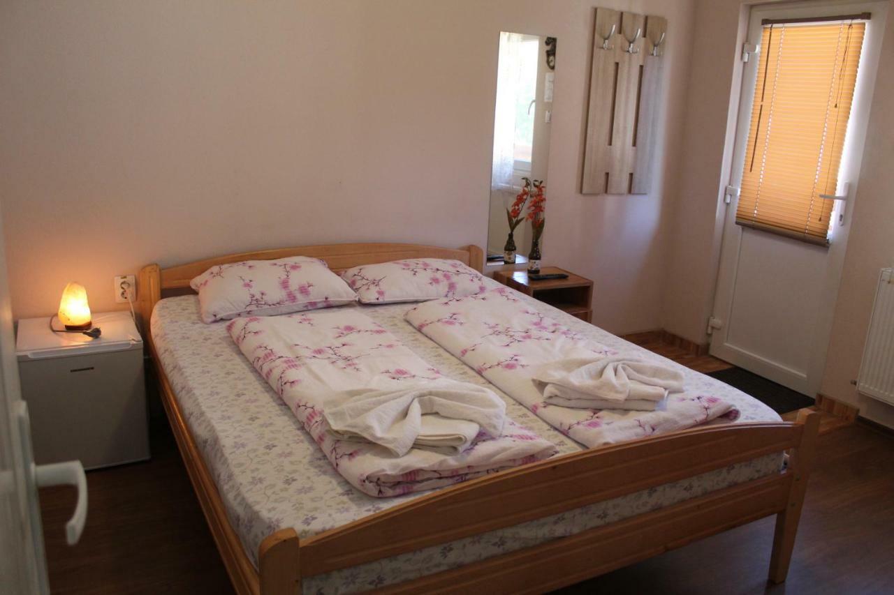 Kovacs Guesthouse Прайд Екстериор снимка